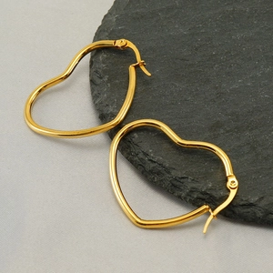 Boucles d'oreilles créoles coeur en acier inoxydable doré sur fond de pierre grise