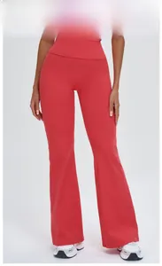 Détail du pantalon de yoga évasé rouge framboise à taille haute en tissu de sport