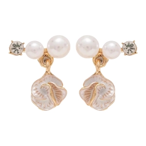 Boucles d'oreilles fleur dorées avec perles blanches et strass sur fond blanc pur