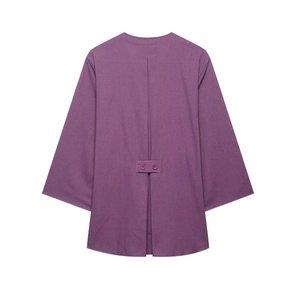 Détail du dos d'un haut en lin violet avec pli creux et patte de boutonnage décorative