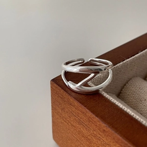 Minimalist 925 sterling silver multi-layer crisscross open ring on wooden jewelry box