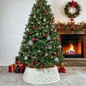 Detail der weißen Strick-Weihnachtsbaumdecke in einer gemütlichen festlichen Szene