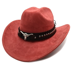 Dettaglio cappello cowboy rosso scamosciato con testa di toro e rivetti in metallo