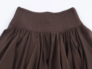 Détail de la taille élastiquée sur jupe midi marron avec texture côtelée fine