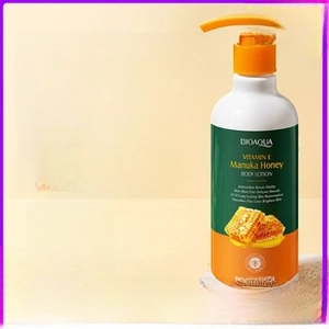 Gros plan du flacon de lotion pour le corps à la vitamine E et au miel de Manuka avec pompe