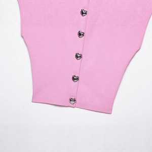 Top in maglia rosa con bottoni decorativi a cuore argentato e dettaglio orlo a coste