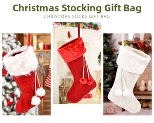 Détail de chaussettes de Noël en tricot rouge et blanc avec fourrure et pompons
