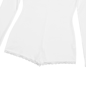 Détail d'un body blanc avec bordure en dentelle délicate sur un tissu en coton doux