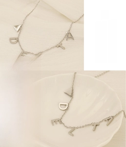 Collier en acier inoxydable poli avec pendentif lettre DELTA et rétention de couleur 365 jours