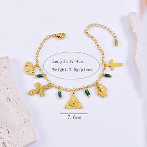 Détail d'un bracelet doré multi-pampilles avec perles vertes et symboles égyptiens