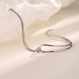 Minimalist silver geometric U-shaped chain bracelet with modern box chain design