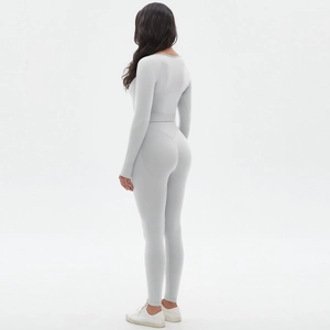 Détail de l'ensemble de yoga sans couture avec legging froncé taille haute en gris clair