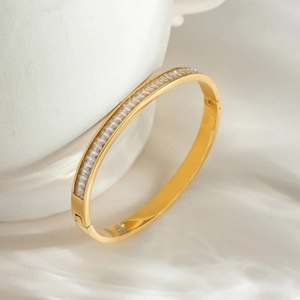 Dettaglio del bracciale in acciaio inossidabile placcato oro 18K con zirconi quadrati