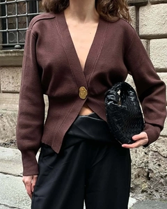 Elegante cardigan in maglia marrone con profondo scollo a V e bottone dorato unico