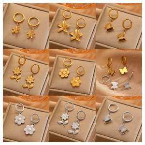 Zweifarbige Creolen-Ohrringe aus Edelstahl mit Schmetterlings- und Sonnenblumendesigns