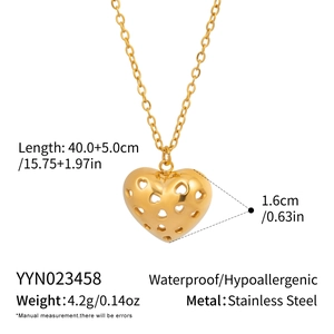 Vue détaillée du pendentif cœur en acier doré avec dimensions et poids du produit