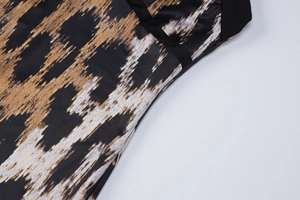 Gros plan du tissu imprimé léopard avec bordure noire et texture lisse en polyester
