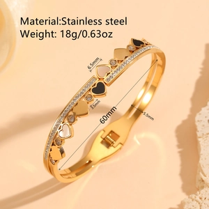Bracelet coeur en acier inoxydable plaqué or avec breloques colorées et détails diamant