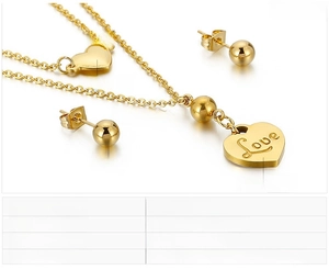 Vue détaillée du set de bijoux cœur doré avec pendentif gravé Love et boucles d'oreilles