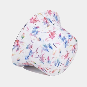 Détail du chapeau bob avec motifs floraux roses et bleus sur tissu blanc