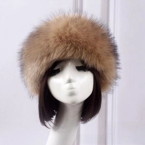 Gros plan d'un bonnet épais en fausse fourrure de renard de couleur herbe foncée