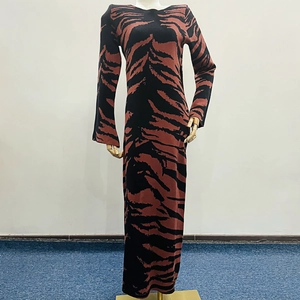 Détail d'une robe longue tricotée à imprimé tigre avec manches longues et coupe ajustée