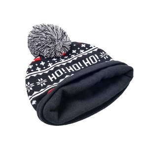 Weihnachts-Strickmütze mit Ho Ho Ho Text und Schneeflocken-Muster sowie einem Kunstfellbommel