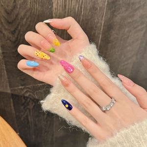 Faux ongles floraux colorés et bague fleur en argent étincelante sur mains, ambiance cosy