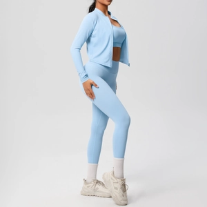 Dettaglio del set yoga 3 pezzi celeste con giacca a zip e leggings sportivi a vita alta