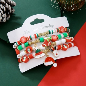 Détail du lot de bracelets de Noël avec perles et breloques flocon sur carte de présentation