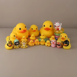 Divers canards en caoutchouc jaunes de tailles variées avec costumes sur fond bleu
