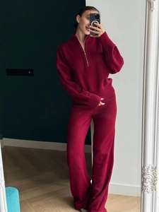 Damen-Strickset in Burgund mit Halb-Reißverschluss-Pullover und weiter Strickhose