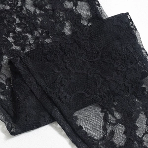 Primer plano de tela de encaje floral negro con delicados patrones calados y texturas