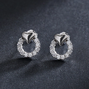 Boucles d'oreilles cœur en argent 925 avec cercles en zircone sur fond noir
