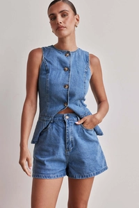 Detailansicht eines Denim-Zweiteilers mit ärmellosem Oberteil und passenden Shorts