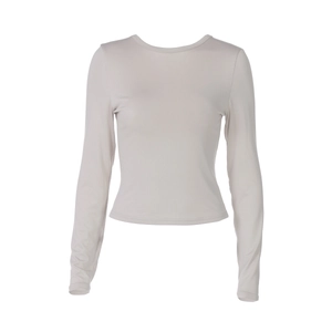 Dettaglio del tessuto in maglia grigio chiaro e top a maniche lunghe con vestibilità slim
