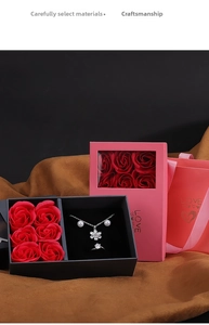 Coffret cadeau bijoux rose avec collier fleur en argent, boucles d'oreilles et bague