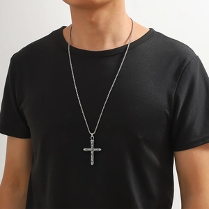 Collier avec pendentif croix en acier inoxydable argenté rétro porté par un mannequin