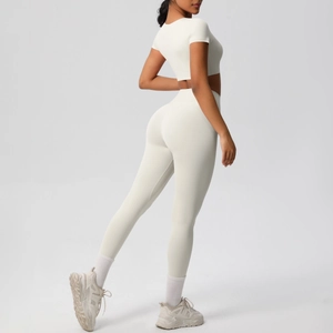 Vue détaillée du legging yoga taille haute et crop top montrant l'effet galbant fessier