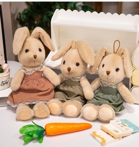 Dettagli di bambole di coniglio in peluche con orecchie lunghe e abiti in pizzo a quadri