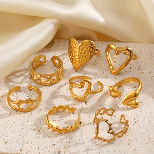 8er-Set herzförmige Ringe mit 18K Goldbeschichtung auf elegantem Naturstein-Hintergrund