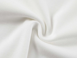Détail macro du tissu en maille côtelée blanche montrant la texture et la douceur