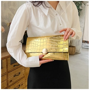 Sac pochette enveloppe motif crocodile doré élégant pour femme, tendance et chic.
