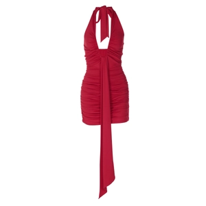 Détail de la robe licou rouge avec des rubans élégants et un design de taille plissée