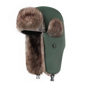 Détail du tissu imperméable vert et de la doublure en fausse fourrure épaisse du bonnet russe