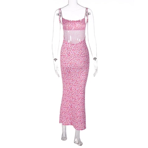 Détail de la robe longue fleurie rose dos nu présentée sur un mannequin transparent