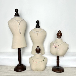 Détail de divers colliers de perles et bijoux en perles sur des mannequins en tissu