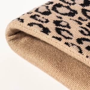 Berretto invernale in maglia leopardata con spessa trama jacquard per calore all'aperto