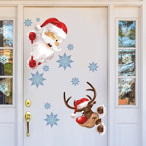 Détail des autocollants Père Noël et renne sur une porte blanche pour décoration de Noël