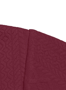 Vue macro du tissu en maille jacquard bordeaux avec des motifs à losanges et diagonales